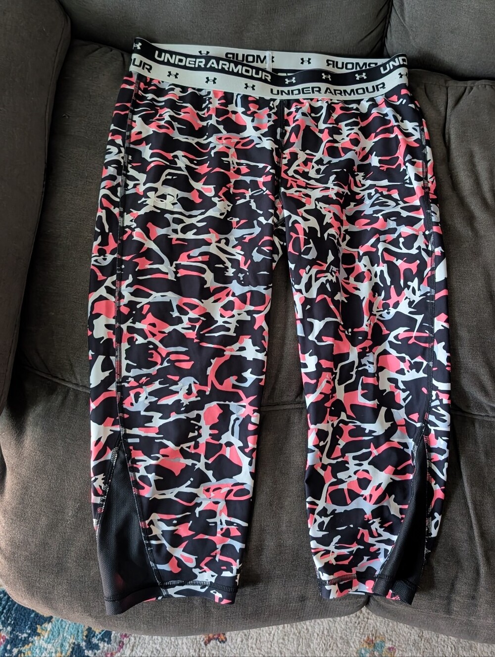 Under Armour Black Pink White Camo Capri 3/4 Length Leggings